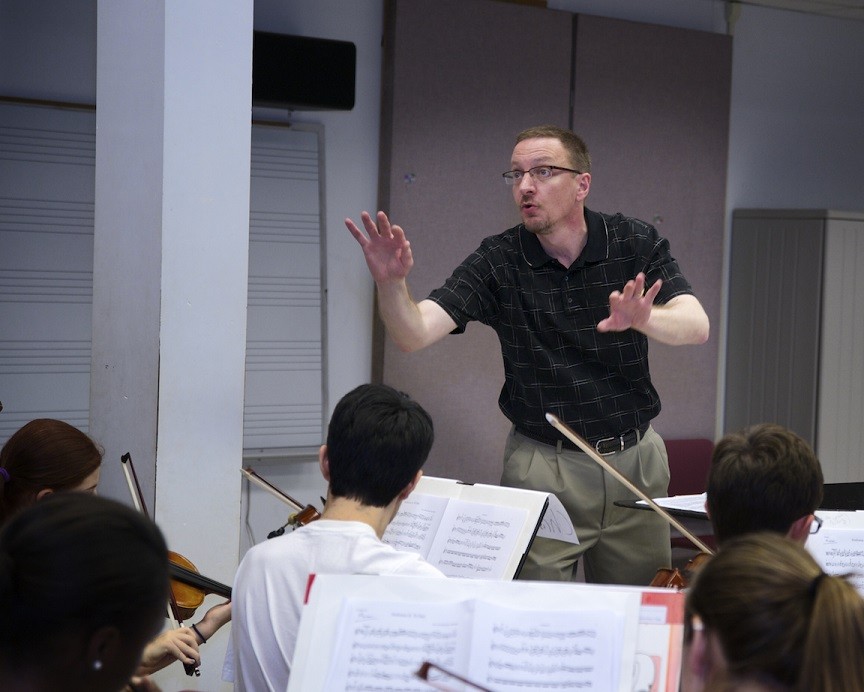 Kirk Moss in front of a strings class