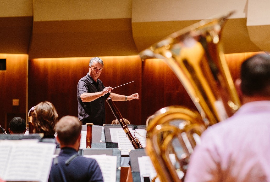 Stephen Peterson conducting