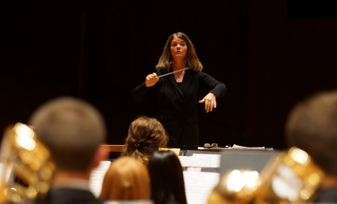 Elizabeth Peterson conducting