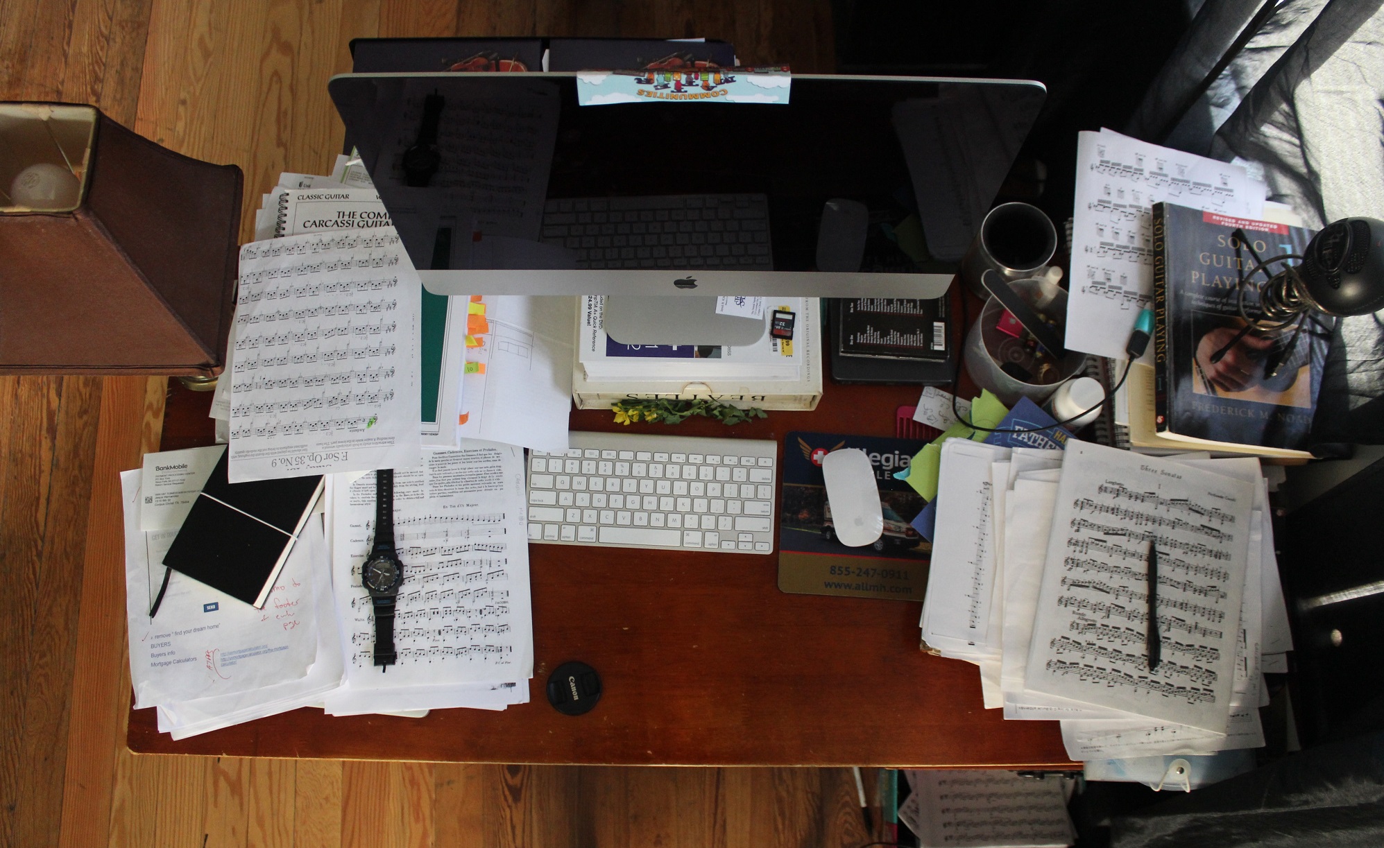 messy director desk 5v69Vl62NCM unsplash