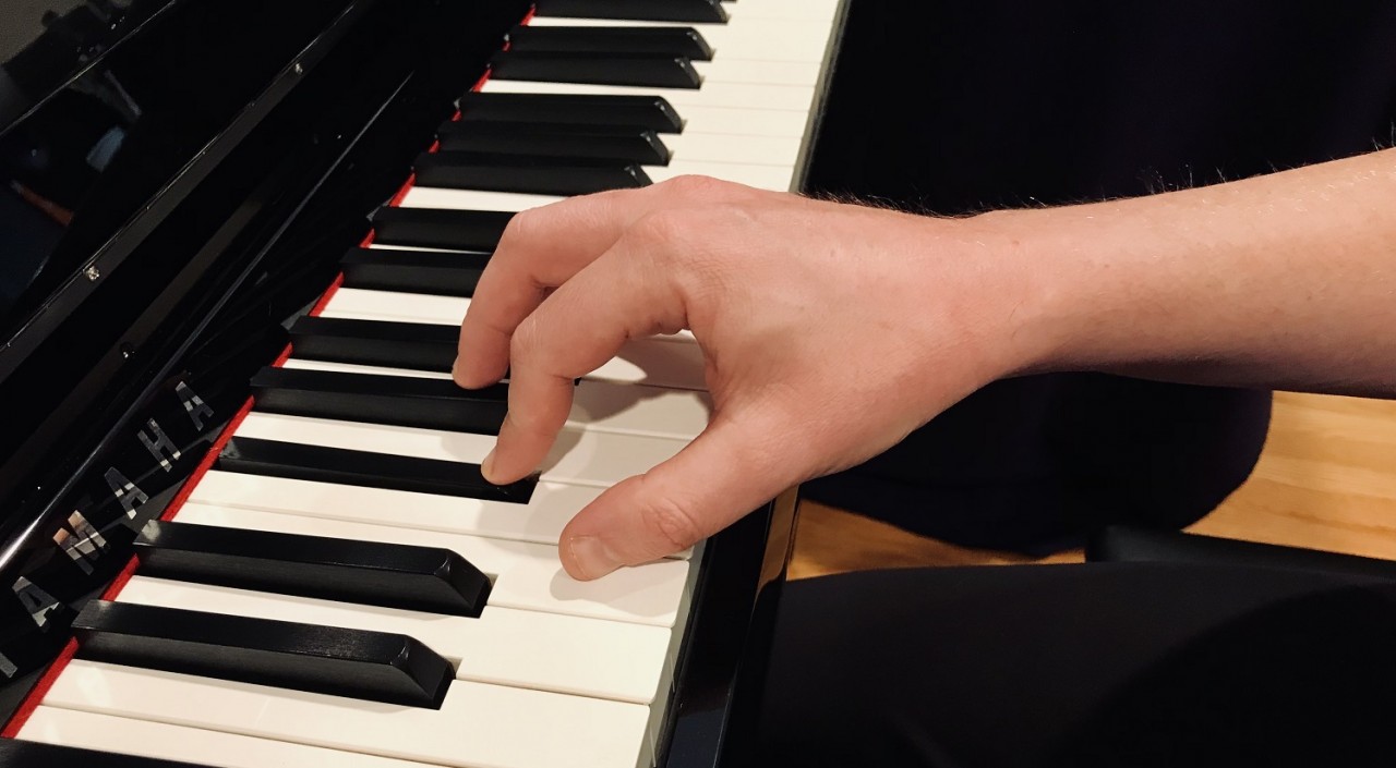 collapsed final finger joint on finger 2 (index finger) 
