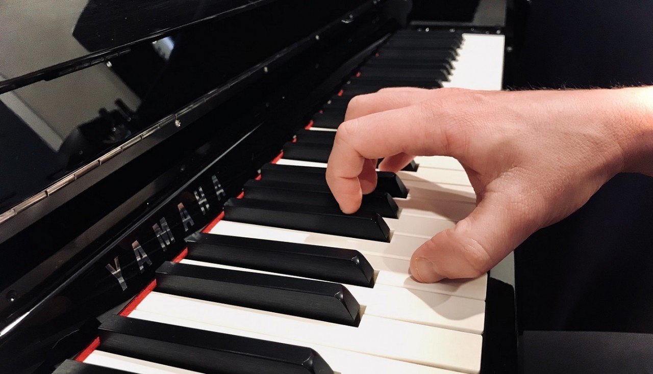 incorrect playing with curled fingers 