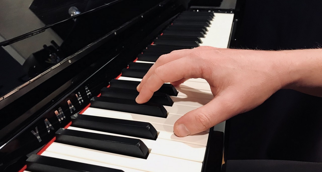 correct playing with curved fingers 