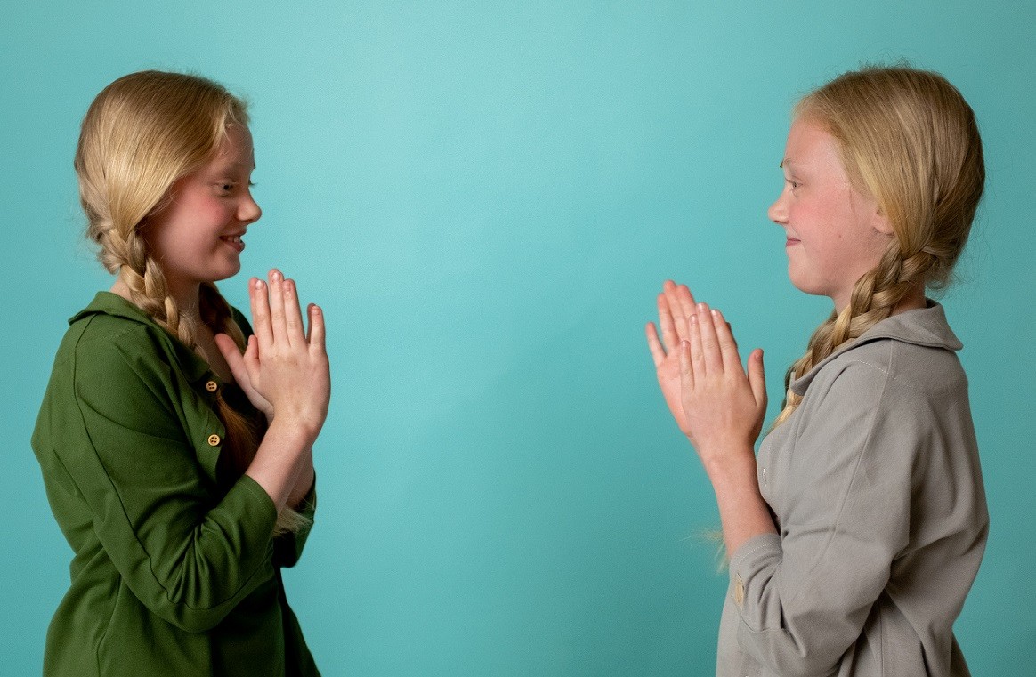 twin girls clapping 