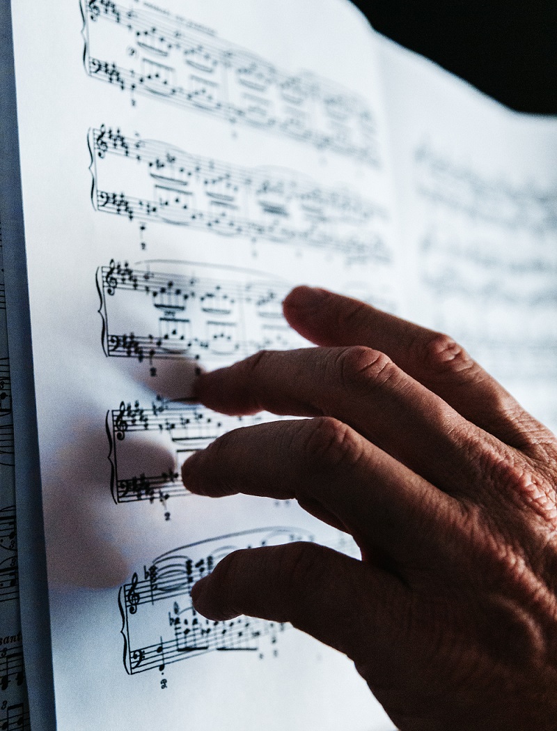 pointing music sheet unsplash