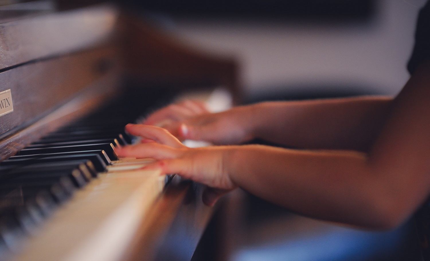 child playing piano unsplash