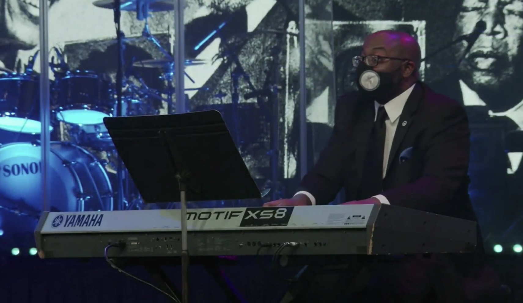 Brandon Felder oversees student playing keyboard