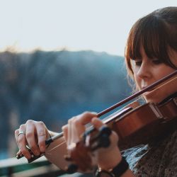 woman playing the violin