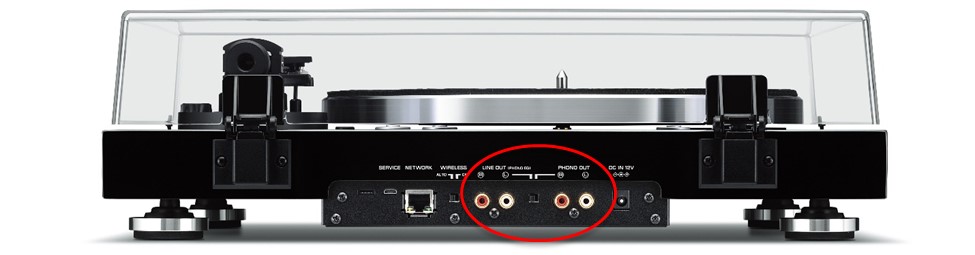 VINYL-500-rear-panel-outputs-circled-in-red Sideview of closed turntable with clear cover.
