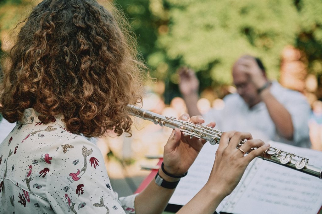 flute player watching conductor