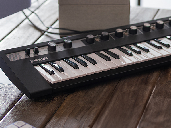 BRDADM792900-Holiday-2023-Blog-Images_reface_600x450 Electric keyboard.