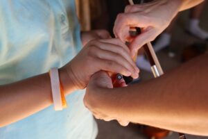 teacher showing student proper way to hold bow